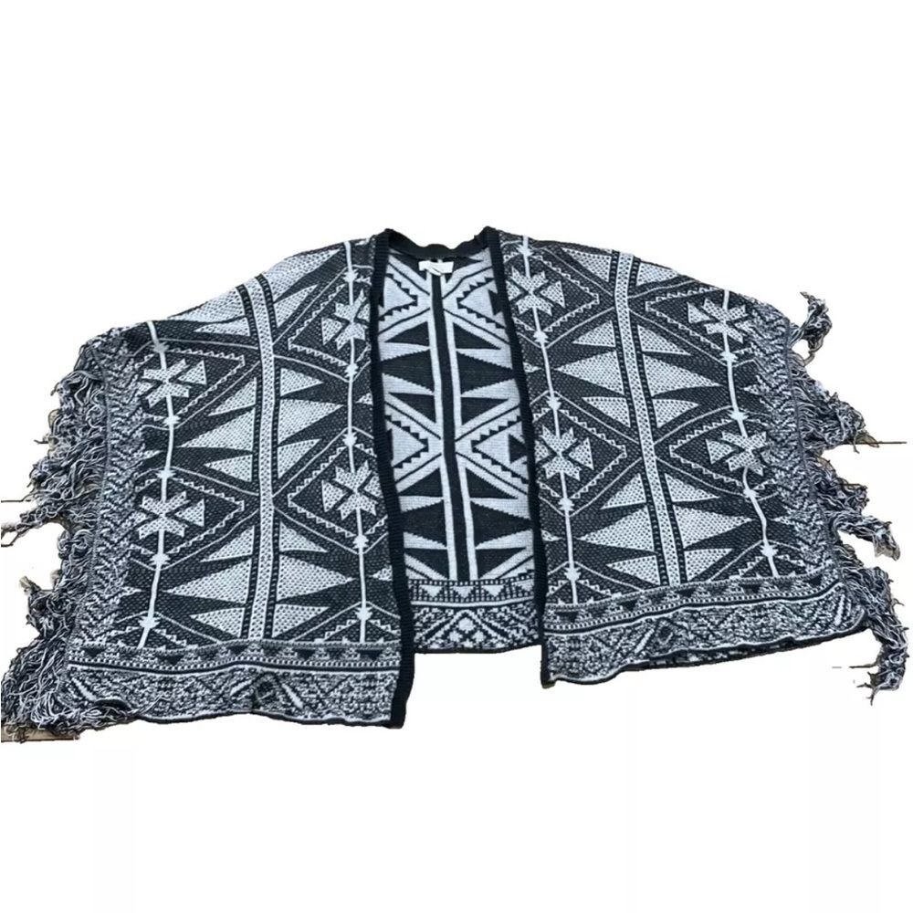 Sun & Shadow Womens Shawl Cape Wrap Gray White Geometric Fringe S Boho Knit S